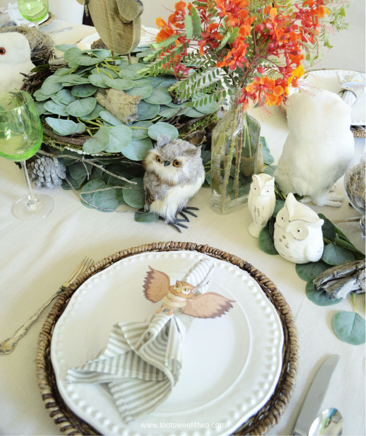 Table decorated with various stuffed owls